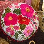 Coussin fleuri Karma Living