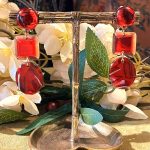 Boucles d'oreille pendantes rouge asymétrique