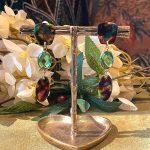 Boucles d'oreille pendantes verte asymétrique